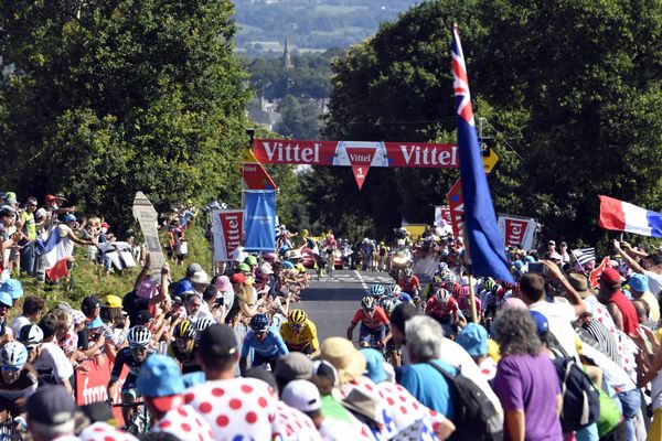 Le peloton du Tour de France lors de son passage à Mûr-de-Bretagne en 2018