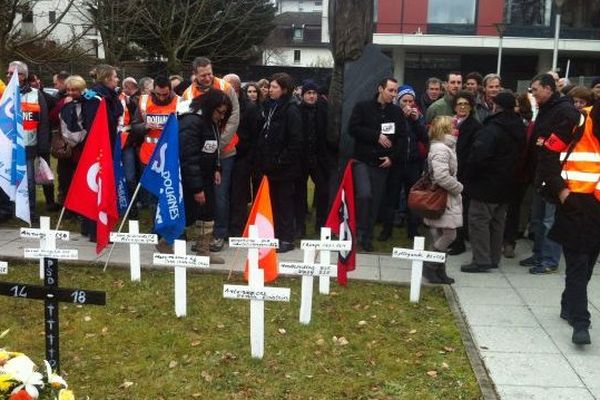 Un cimetière improvisé sous les fenêtres de la direction des douanes à Annecy