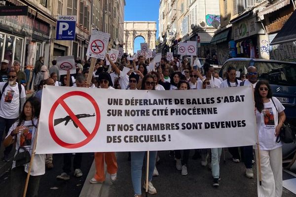 Du blanc et de la tristesse dans les rues de Marseille