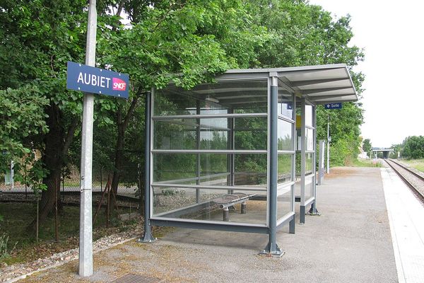 Le train, transportant 25 passagers, est actuellement immobilisé en gare d'Aubiet (Gers)