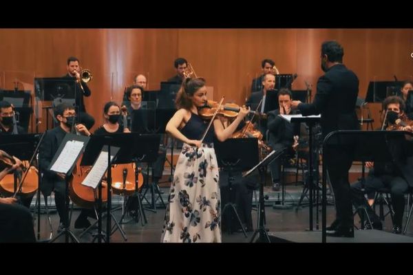 La virtuose Alexandra Soumm, sous la direction de Benjamin Levy , est accompagnée des musiciens de l' Orchestre de Cannes et des étudiants musiciens de l' IESM Europe et Méditerranée.