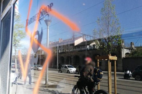 Des croix gammées sur les façades avenue Berthelot à Lyon