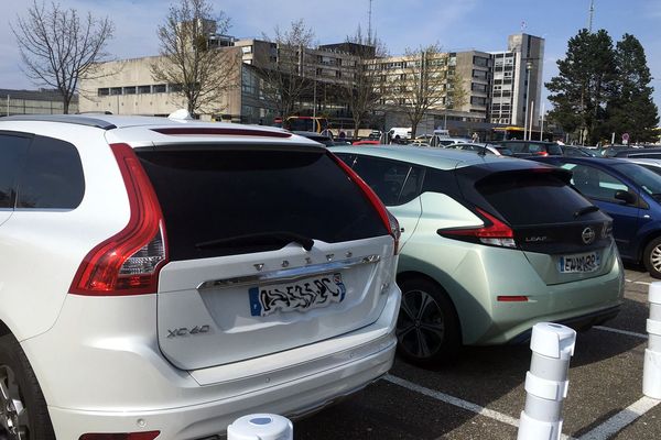 Les parkings de l'hôpital de Mulhouse sont saturés. Pour y remédier, une nouvelle réglementation fera la chasse aux stationnements abusifs.