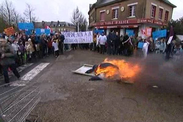 Le 30 janvier dernier, une centaine de personnes se sont mobilisées au Chesne. En guise de symbole, ils ont brûlé une poupée de chiffon symbolisant l'inspecteur d'académie