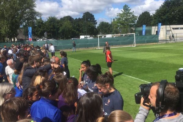 Plusieurs classes des écoles voisines sont venues soutenir les Bleues lors de leur entraînement, vendredi matin à Cesson-Sévigné.