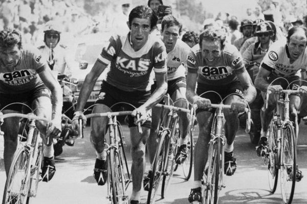 Le Français Raymond Poulidor (à gauche) roule en compagnie de l'Espagnol Francisco Galdos, du Belge Lucien Van Impe, maillot jaune, du Néerlandais Joop Zoetemelk et du Français Raymond Delisle, le 16 juillet 1976, lors de l'ascension du puy de Dôme, terme de la 20e étape du Tour de France partie de Tulle en Corrèze. Zoetemelk remportera l'étape mais terminera 2e à Paris derrière Van Impe. Poulidor finira 3ème à 40 ans, Delisle, 4ème, et Galdos, 6ème. 