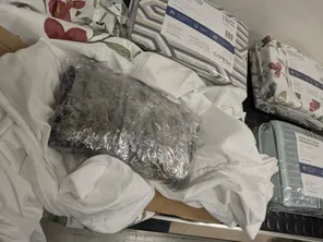 Plus de 5 kilos de cocaïne cachés... dans des parures de lit.