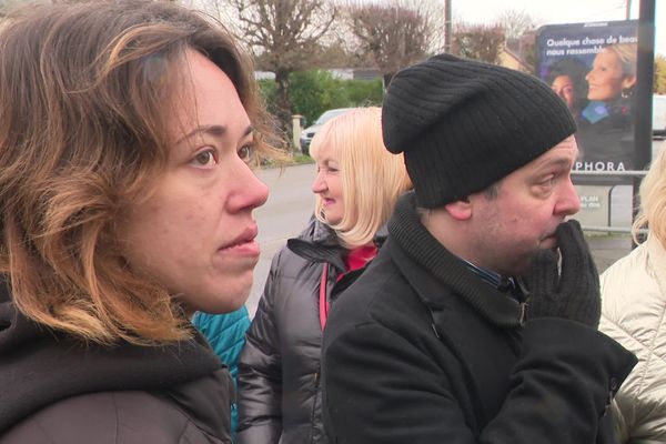 Anna (à gauche) et Oleg (avec le bonnet noir) redoutent d'être expulsé de leur logement à Aleçon où ils ont trouvé refuge après avoir fui la guerre en Ukraine