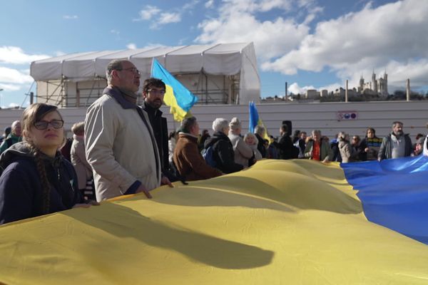 Quelques centaines de personnes se sont rassemblées place Bellecour, à Lyon, pour commémorer les deux ans de guerre en Ukraine.