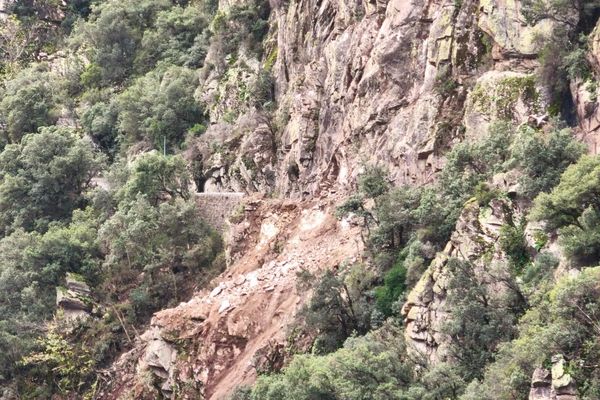 Effondrement d'une route dans les Pyrénées-Orientales. L'éboulement, qui fort heureusement n'a pas fait de victimes, s'est produit samedi 9 novembre sur la commune d'Amélie-les-Bains-Palada.