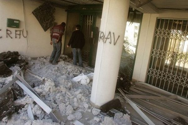 Les dégâts provoqués par un attentat du CRAV le 31 mars 2005 à Montpellier dans les locaux de la Direction Régionale de l'Agriculture