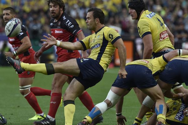 Les cinq jeunes rugbymen s'étaient baignés dans la piscine du joueur clermontois pour fêter le titre.