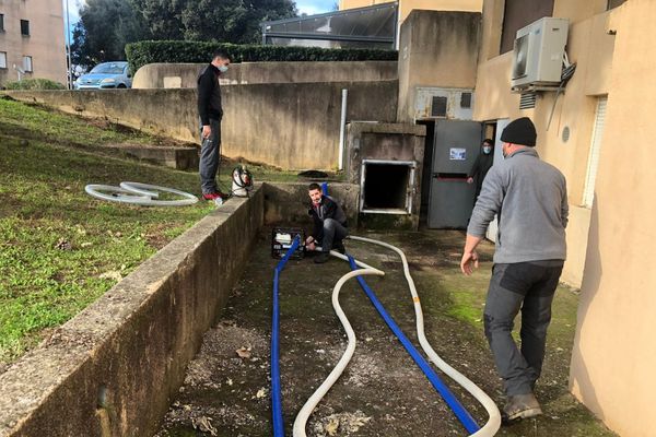 Une entreprise spécialisée a été contactée pour nettoyer l'installation d'eau du réseau privé des logements LOGIREM.