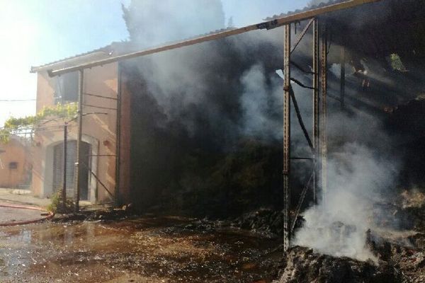 Les Sapeurs Pompiers du Gard sont intervenus depuis le milieu de l'après-midi lundi pour un feu de hangar agricole contenant 400 m³ de foin sur la commune de Ledenon.