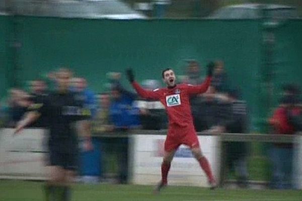 La joie du dernier tireur portelois qui envoie son équipe en 32e de finale de la Coupe de France.