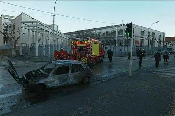 Voiture brûlée devant le lycée Ampère