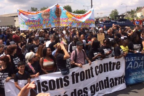 Des centaines de personnes réunies en l'honneur d'Adama Traoré.