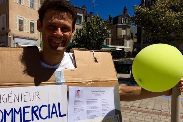 Cédric Solignac s'affiche en homme sandwich avec son CV.