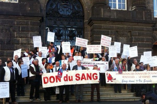 Ils étaient une soixantaine pour protester contre la marchandisation du don du sang