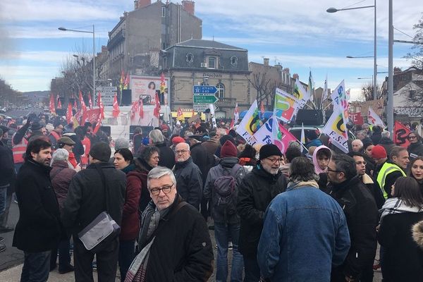 Environ 1 600 personnes ont manifesté dans Clermont-Ferrand ce 6 février.