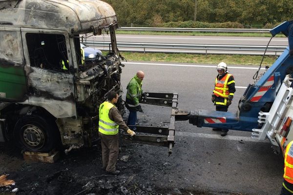 Un poids lourd a pris feu sur l'A48. 