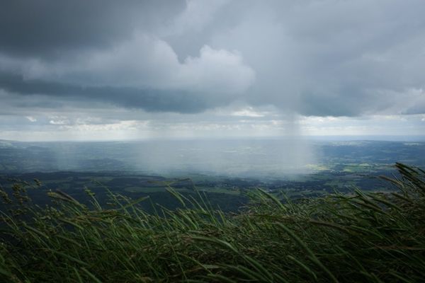 Le Puy-de-Dôme en alerte vigilance jaune pour des risques d'orages, de vents violents et  de pluies et inondations.