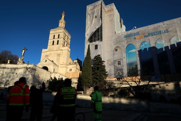 Ce lundi 30 janvier 2023, le mistral avec des rafales de vent à plus de 110 km/h a décroché la bâche cachant les travaux du Palais des papes, à Avignon.