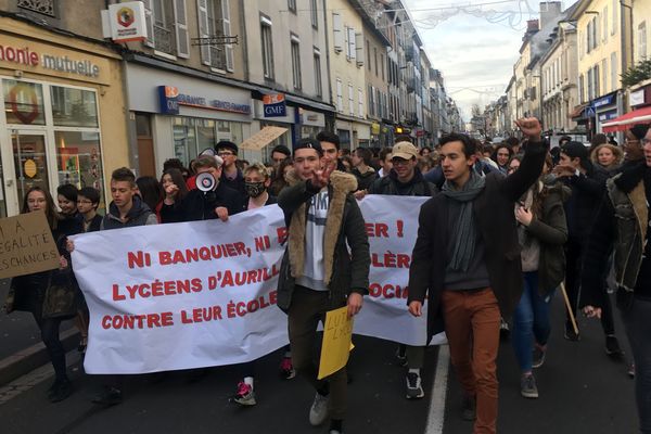 Environ 150 lycéens ont manifesté jeudi 13 décembre dans les rues d'Aurillac.