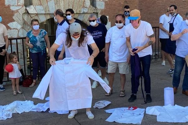 A la veille de nouvelles annonces sur le déconfinement par le gouvernement, une trentaine de chefs restaurateurs ont manifesté devant le Castillet à Perpignan. Ils ont déposé symboliquement leurs tabliers et leurs toques. 