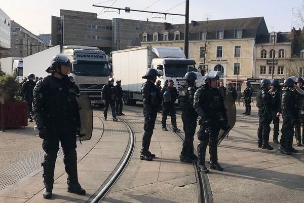 Les forains bloquent les voies du tramway au Mans, le 28 mars 2019