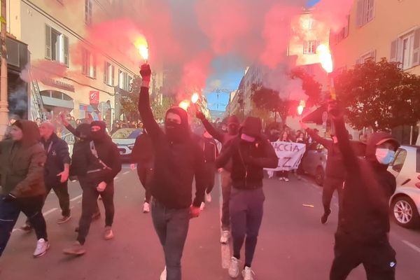 Des lycéens ont manifesté, ce lundi 2 décembre, dans la rues d'Ajaccio pour protester contre l'interdiction de l'usage de la langue corse dans l'hémicycle de l'assemblée régionale.