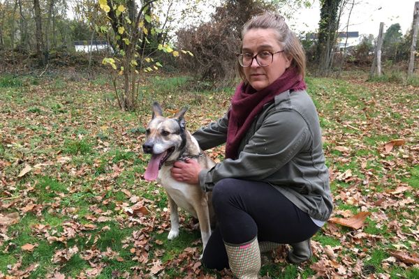 Apolina, qui ne demande qu'à rejoindre un foyer aimant, entre les mains de Sarah, bénévole au refuge du Clocher à Guéret