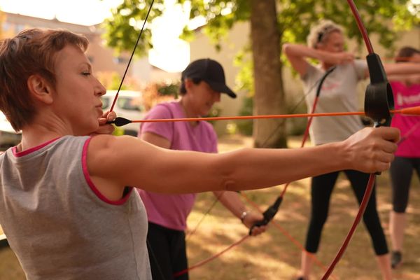 Le programme Pas à pas permet à des femmes qui ont été victimes d'un cancer du sein de reprendre confiance en elle en faisant par exemple du sport.