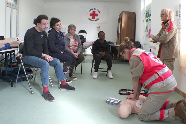 Depuis 2017, le référentiel de la formation "Prévention et secours civiques" de niveau 1 a été modifié pour permettre aux personnes ayant un handicap de participer aux ateliers et d'obtenir l’attestation.