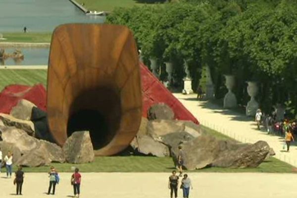 L'oeuvre d'Anish Kapoor au Château de Versailles (Yvelines).