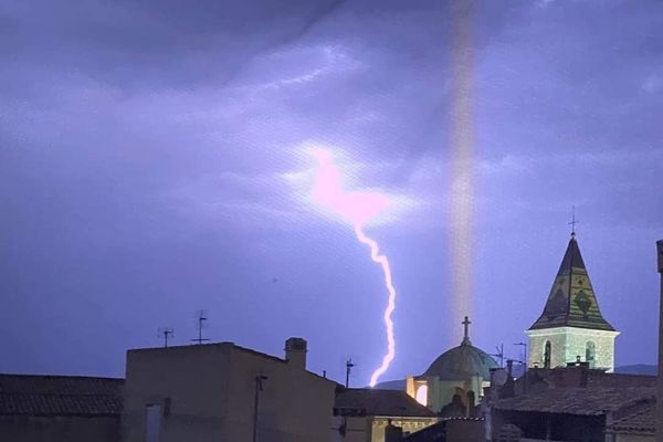 Cette photographie de l'orage a été prise à Allauch, dans les Bouches-du-Rhône, à 5h du matin.