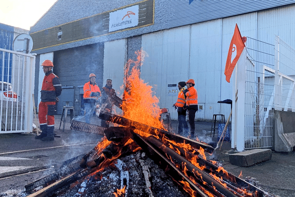 Piquet de grève à Arcelor Mittal Saint Nazaire en solidarité avec les sites de Denain et Reims impactés par un PSE de 136 personnes