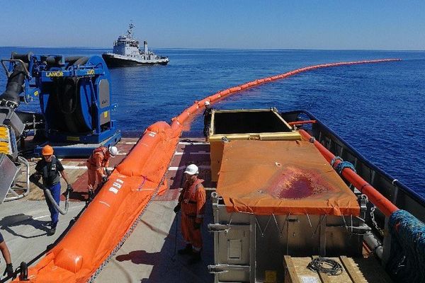 Le Centre d'expertises pratiques de lutte antipollution (CEPPOL) de la Marine Nationale avant le début de ramassage des traces de pollution au large des îles d'Hyères.