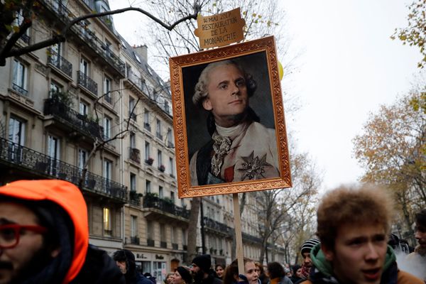 Emmanuel Macron avait prévenu alors qu'il était candidat à la présidentielle, "Je souhaite un syndicalisme moins politique. On a besoin de corps intermédiaires mais à la bonne place". Depuis son arrivée au pouvoir, les relations sont tendus avec les syndicats. 