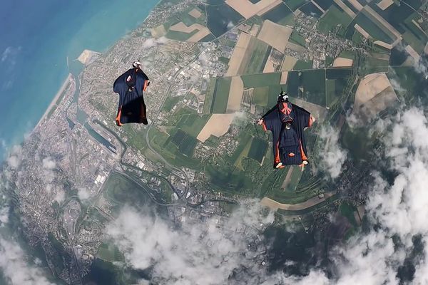 Le wingsuit est un sport extrême. Les pratiquants sont équipés d'une combinaison en forme d'aile qui leur permet de voler avant d'atterir avec un parachute.