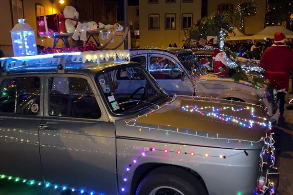 Depuis deux ans, l'association "Sors ta vieille" propose une parade de Noël dans le centre ville de Haguenau. Cette année cependant, les véhicules resteront statiques, décision de la municipalité