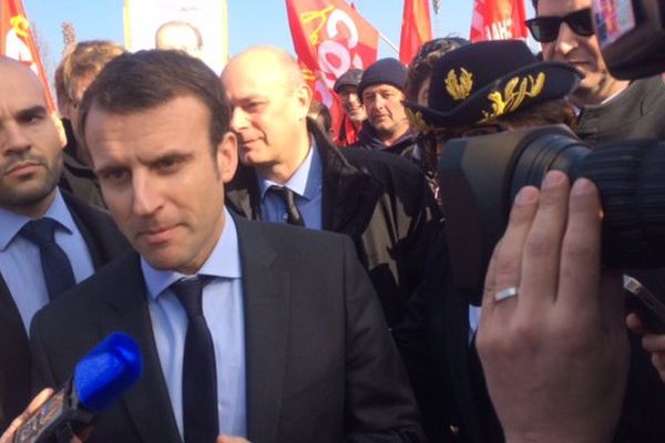 Emmanuel Macron à son arrivée devant la centrale de Civaux (86)