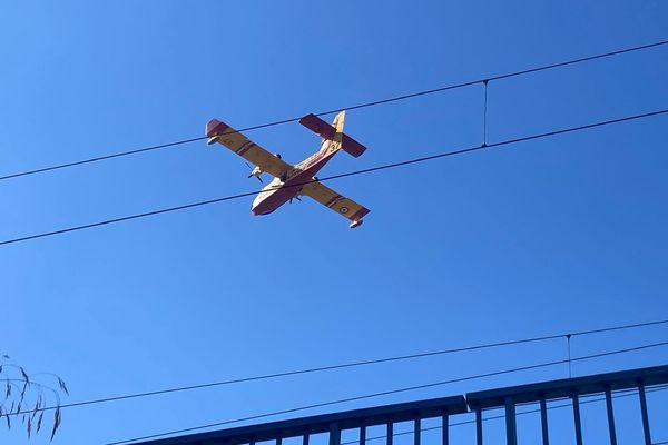 Un important incendie a été déclaré à Bandol ce dimanche 7 juillet, 2 hectares sont touchés et des maisons sont menacées.