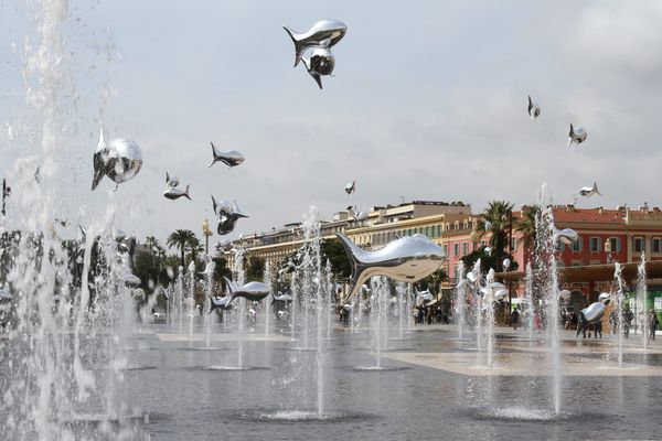 Poissons d'avril flottant Place Massena à Nice, le 1er avril 2014