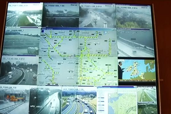 Le mur d'images au centre de contrôle des autoroutes Paris-Rhin-Rhône permet d'avoir un regard sur tout le trafic