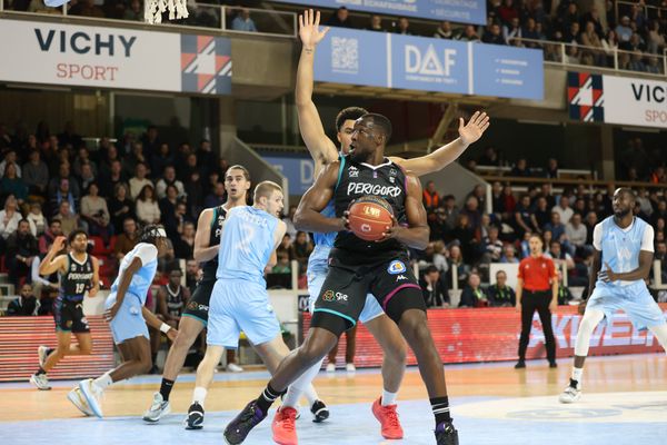 JA Vichy face à  Boulazac Basket Dordogne, le 17 Janvier 2024 au Palais des sports Pierre Coulon de Vichy