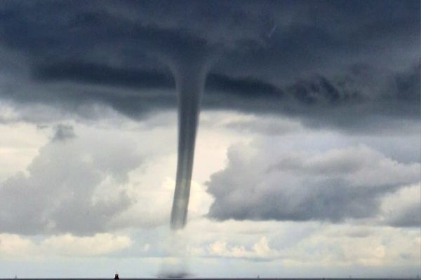 Ce samedi 7 septembre, une impressionnante trombe de mer s'est formée au large de Quiberon dans le Morbihan. Elle s'est déplacée lentement pendant une dizaine de minutes.