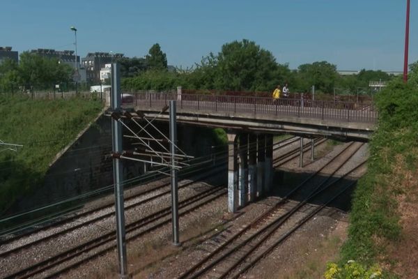 Un pont interdit aux camions menace de s'effondrer, les poids-lourds continuent de l'emprunter