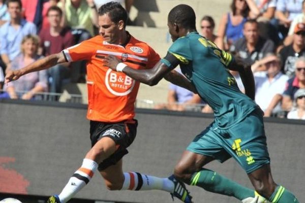  Jérémie Aliadière  et le défenseur nantais, le Sénégalais Papy Mison Djilibodji 