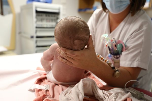 La bronchiolite, infection respiratoire aiguë, peut entraîner une hospitalisation chez les nourrissons de moins de 2 ans.